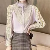 Koreańska Koronkowa Szycie Koszula Wiosna Chic Hollow Flower Buttons Panie Top Słodki Stojak Kołnierz Długie Rękaw Bluzka Kobiety 12948 210427