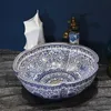Jingdezhen工場直接アート手描きの陶磁器の血管のシンクの浴室洗面台の青と白の花の形
