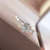 Huitan Dainty Women Engagement Rings aaa cubic zirconシルバーカラー繊細な提案愛好家のための高品質の結婚式のジュエリーQ6727932