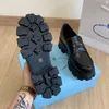 Tasarımcı Ayakkabı Monolit Kauçuk Platform Kadın Spor Ayakkabıları Siyah Parlak Deri Terlik Tıknaz Yuvarlak Kafa Spor Sabah Kalın Alt Alt Somunlar