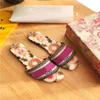 2021 NUEVO París Sandalias para mujer Slippers Designeradores de bordado Sandalia Floral Brocade Flip Flozs Diapositivas Playa Flores de lujo Sandalia con caja
