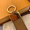Enkel klassisk gulbrun PU -läder nyckelringar nyckelringstillbehör Fashion Chain Keychains spänne för män Kvinnor med detaljhandelsbox223g