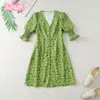 Sexig Mini Green Floral Slim Fit Western Style Kvinna Klänning V-Neck Kort Fransk Söt Chic Kvinnors Klänning Sommarbris 210507