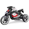 Bambini che guidano una motocicletta elettrica ricaricabile che guida un'auto giocattolo a tre ruote per bambini maschi e femmine a doppia trazione con luci a LED