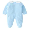 Designer Söt nyfödd babykläder Set Spädbarn Baby Boys Printing Bear Romper Baby Girl Jumpsuit + Bibs + Cap Outfits Set 0-18 Månad