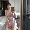 Klänningar sommar mode koreansk vild sexig botten v hals spaghetti band rosa slik klänning kvinnor mini ärmlös satin vestidos 210610