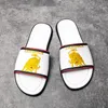 Luxo Genuine Leather Slipper Homens Marca Designer Bordado Bordado Slides Praia Plana Sandálias Liso Brilhante Branco Prata Ao Ar Livre Flip Flops