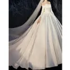 Satin-Ballkleid-Brautkleider mit langen Bateau-Ärmeln. Brautkleider in Übergröße