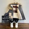 Пальто зимних мальчиков 2021 детский меховой воротник с капюшоном хлопок плюс бархат сгущающий теплый куртка для детей 2-8 лет