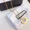 2021 Joyería de diseño de lujo Collar de mujer Bloqueo de oro Diseñadores colgantes para hombres elegante Plata Collar de cadena y pendientes Pulseras Traje