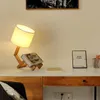 Arte nordica Lampada da tavolo a LED a forma di robot in legno Lampada da comodino moderna per soggiorno camera da letto Lampada da scrivania semplice per decorazioni da studio E14