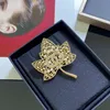 Ren Brand Fashion Smycken Guld Vintage Blomma Löv C Stämpel Brosch Party Sweater Pins Brooche Pearl Brosches för Kvinnor Present