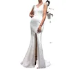 Sexiga Evening Dresses Spaghetti V-Neck Custom Made Applique Race Feather Sweep Train Length Prom Dress Robe de Mariée