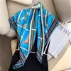 Partihandel 90cm kvadrate fashionabla fyra säsong silke halsduk för kvinnor mångsidig brev blomma stil västra mode sjal