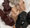 Pantofole in pelle da donna intrecciano sandali estivi con fibbia da spiaggia con suola piatta di design di lusso scarpe casual colorate
