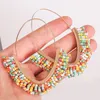 Orecchini da donna Hoop Huggie stile bohémien geometrico realizzato a mano con nappe a goccia creative perline di riso acrilico multicolore
