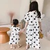 Sommar koreansk stil mode dot familj matchande klänningar mamma och dotter kortärmad hög midja avslappnad klänning 210724