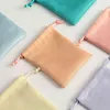 Smycken lådor 50pcs Flannel Förpackning Påsar Chic Lila Bröllop Favor Giftväska Velvet Drawstring påse för kosmetiska makeup ögonfransar 1127