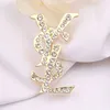 23ss 20style Luxusmarke Designer Doppelbuchstaben Pins Broschen Frauen Gold Silber Perle Strass Cape Brosche Anzug Pin Hochzeit Party Schmuck Zubehör