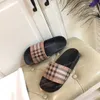 Top Quality Homens Mulheres Paris Summer Beach Chinelos Slides Senhoras Confortáveis ​​Senhoras Classic Scuffs Borracha Sandálias Home Sandálias Slipper Flip Flops 35-46