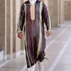 Männer Casual Hemden Muslime Männer Robe Gestreiften Druck Mit Kapuze Langarm Revers Männliche Traditionelle Kleidung Plus Größe Lose Kaftan 189S