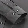 Ropa exterior para hombres Camisas de algodón de pana sólida casual Bolsillo de parche único Cómodo Ajuste estándar Camisa con botones de manga larga 210629