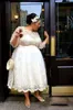 Pizzo Plus Size Abiti da sposa corti 2018 Lunghezza del tè Una linea Abiti da sposa Illusione Maniche lunghe Abiti da sposa donna Custom Made Cheap