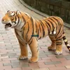 Dorimytrader Domineering Tigre Lifelike Standing Standing Stuffed Macio Enorme Emulacional Animal Tiger Tiger Casa Decoração 43inch 110cm Dy60653