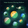9 pçs / set Sun Jupiter Saturn Netuno Uranus Terra Venus Mars Mercury Glowing Planets Decalques de Parede Sistema Solar Adesivo de Parede para Kids Sala