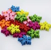 100st 19 * 19mm Assorted Colors Snowflake Wood Knappar med hål för hantverk Sy Scrapbooking Tillbehör