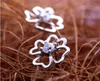 2015 Modeschmuck 925 Sterling Silber Ohrringe mit weißem Kristall Klassischer Stick-Ohrring Glänzende Blumenform für Frauen