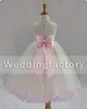 Lovely Custom Made Flowergirl Dress Ball Kappa En Linje Juvel Handgjorda Blomma Sash Bow Petals Girls Gown