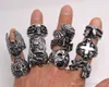 Oversize gótico crânio esculpido motociclista estilos mistos lotes anéis anti-prata masculinos retro nova jóias R0079