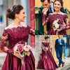 2018 Ny Arabisk Burgundy Prom Klänningar Av Skulder Långärmad Illusion Beaded Lila Satin Sweep Train Formell Party Dress Evening Gowns