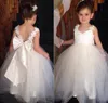 素敵な花の女の子がvネック2つのストラップのアップリケチュールフロアの長さ白ジュニアブライドメイドドレス背中のないページェントのドレス
