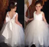 Mooie bloem meisjes jurken met v-hals twee riemen appliques tule vloer lengte wit junior bruidsmeisje jurk backless pageant jurken