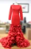 Erstaunliche rote Blütenblätter-Abendkleider 2016, Rundhalsausschnitt, lange Ärmel, schmal geschnittene Ballkleider, Schnürung hinten, Sweep-Zug, formelle Promi-Kleider