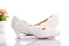 Ny stil vit spets låg klack bröllop brud kattunge häl brudtärna skor elegant fest utsmyckade prom skor dam dansskor244m