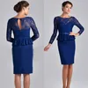 Modesto Plus Size Abito blu royal Guaina Colonna Lunghezza al ginocchio Abiti corti per la madre della sposa Collo a illusione Maniche lunghe Abito con fascia peplo