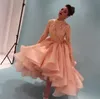 2022 Myriam Fares Promi-Kleider mit langen Ärmeln, Abendkleid, perlenbesetzte Spitze, Partykleider, Stehkragen, High-Low-Arabien-Cocktail-Abendkleid