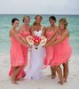 Sommar elegant strand brudtärna klänningar varm rosa korta brudtärna klänningar chiffong älskling piga av ära bröllop parti klänning korall