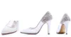 Scarpe da sposa eleganti e belle in pizzo e pelle di pecora stile semplice da 8,5 cm con tacco alto NK050