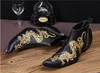 2016 Nueva Moda de Cuero Genuino Dragón Bordado Botines Mans Punta estrecha Zapatos de Vestir Formales para Hombres Más Tamaño 38-46