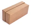Una caja de cartón grande, caja de regalo, pipa para fumar