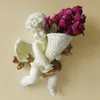 Vaso di fiori di seta a parete con angelo in resina protettiva per l'ambiente europeo, tre rami di decorazioni per la casa di moda con fiori artificiali