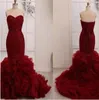 Hot Dark Red Sirena Abiti da sposa Abiti da sposa Vintage Abiti da sposa Abiti da sposa Sweetheart Off La spalla su misura Bruser Ruffles Brides Wear