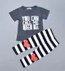 Baby Kläder Barn Striped Letter T Shirts Byxor Outfits Boys Grid Cross Toppar Byxor Passar Aldrig växa upp Cartoon Fashion Kids kläder B3559