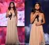 Selena Gomez American Music Awardsのための背中のないAラインのVネックのハイスプリットフォーマルの有名人のドレスの長いシャンパンウエディングパーティードレス
