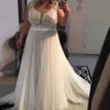 Belles robes de mariée en dentelle A-ligne pas cher robes de mariée en tulle sur mesure 2019 pure col en V voir à travers le dos grande taille robes longos