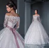 Elegante Ballkleid-Spitze-Brautkleider 2016, schulterfrei, lange Ärmel, transparente Illusion, Kapellenschleppe, Applikationen, Perlen, Brautkleider